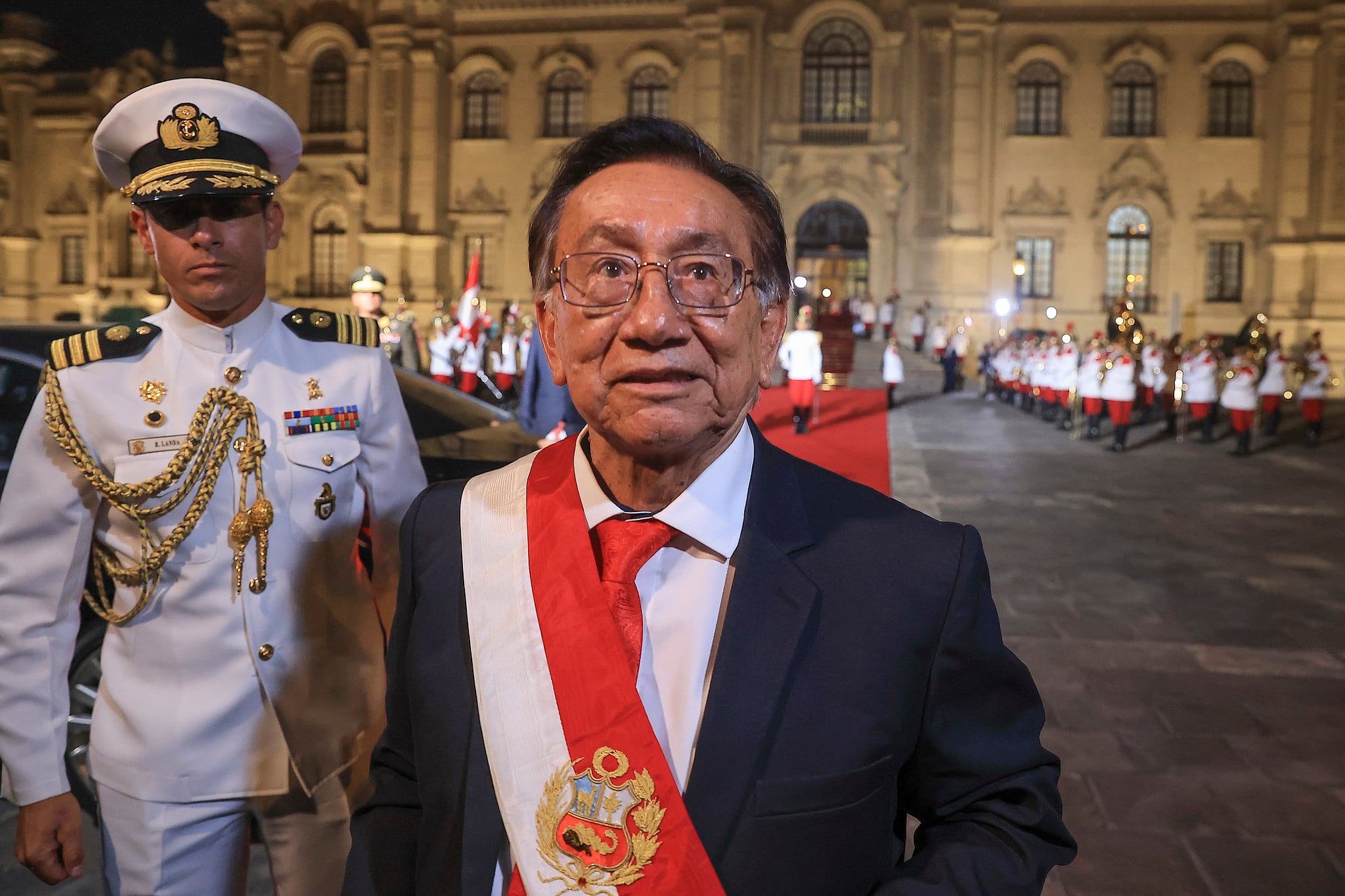 En sus primeras declaraciones como jefe de Estado, el mandatario afirmó que revisará el desempeño del gabinete y aseguró que su gestión priorizará la estabilidad económica y la transparencia electoral. (Foto: Presidencia)