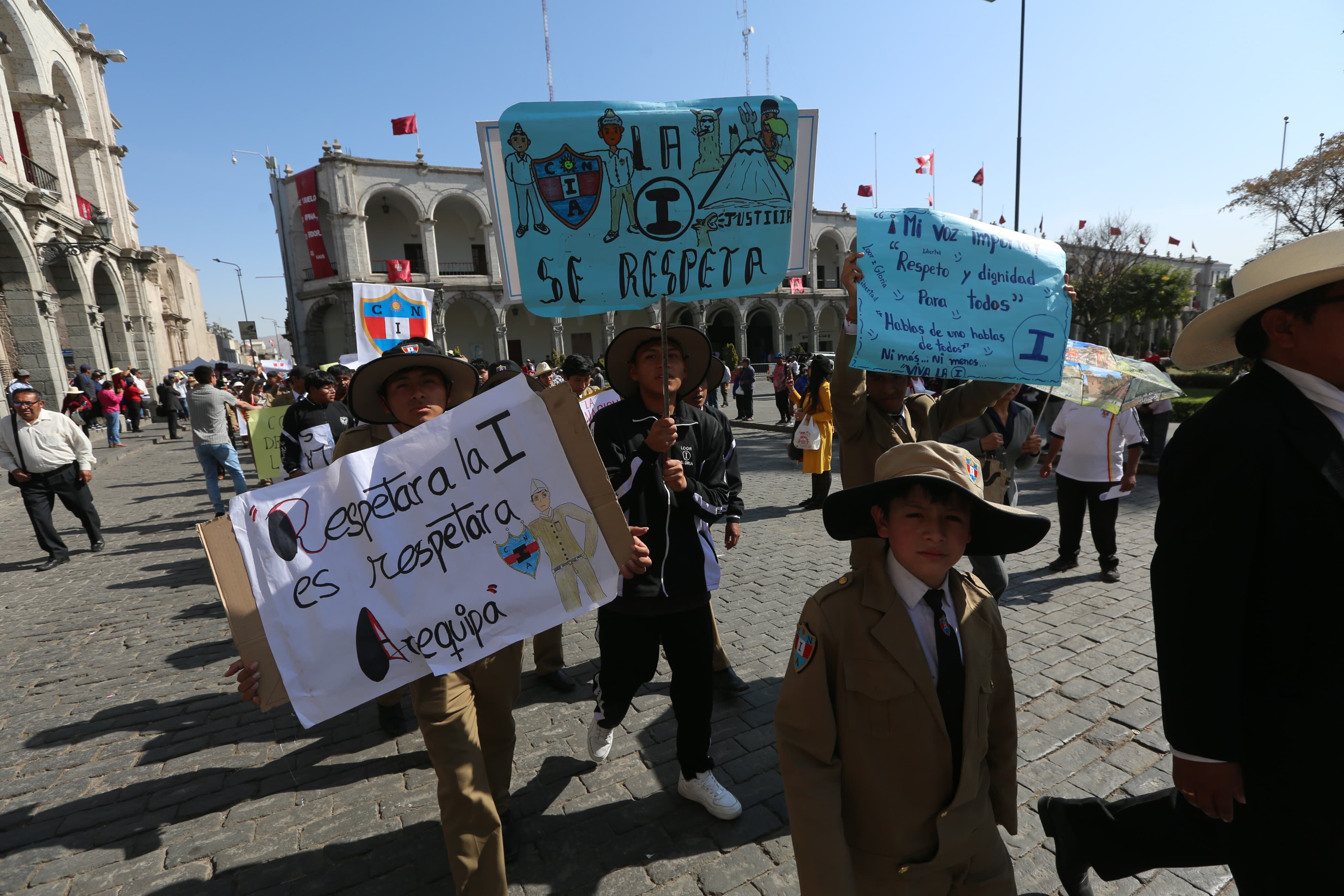 Escolares con pancartas en marcha. (FOTO: Leonardo Cuito)