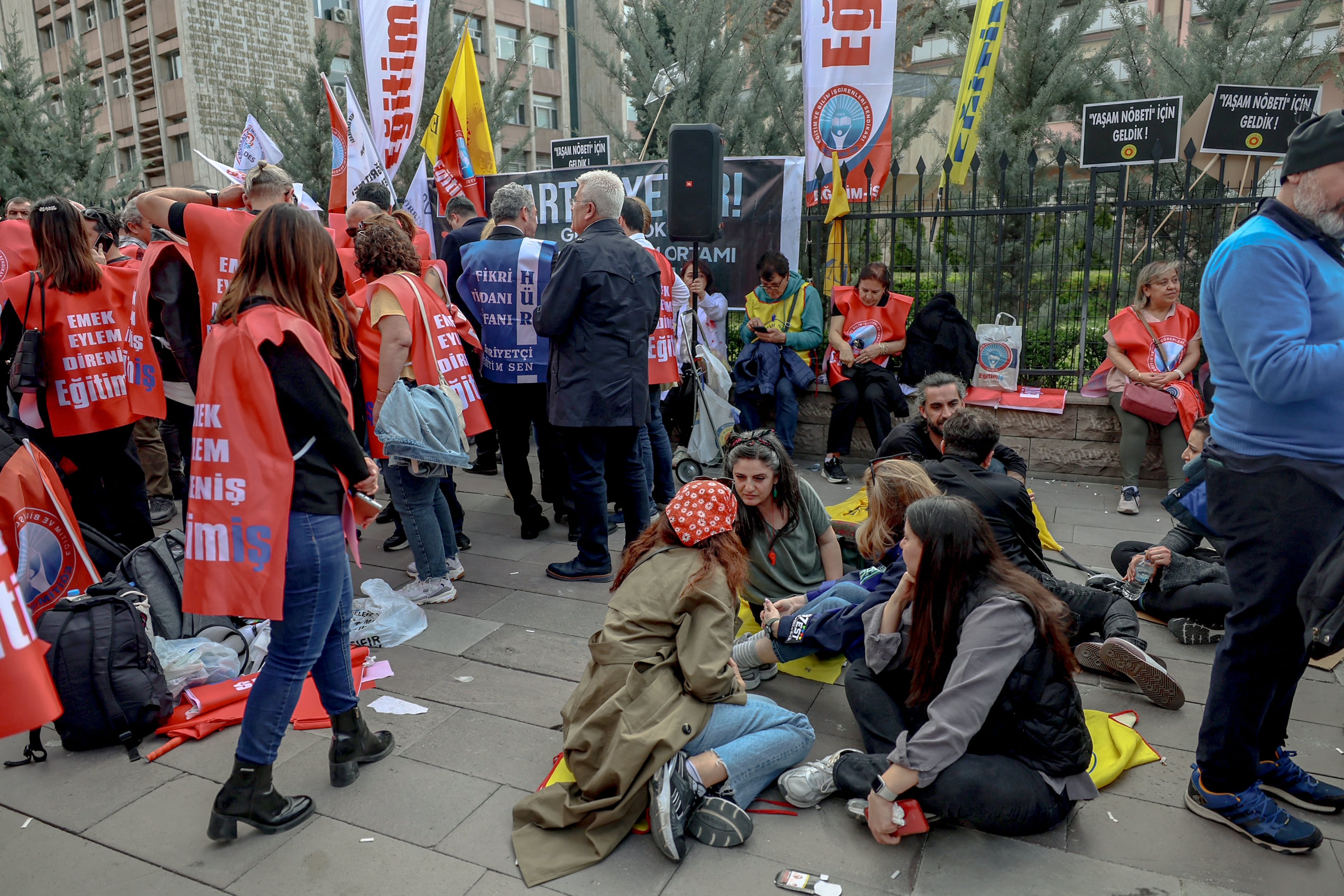 El atacante ingresó con armas presuntamente pertenecientes a su padre y abrió fuego en dos aulas con estudiantes de unos diez años. (Photo by Adem ALTAN / AFP)