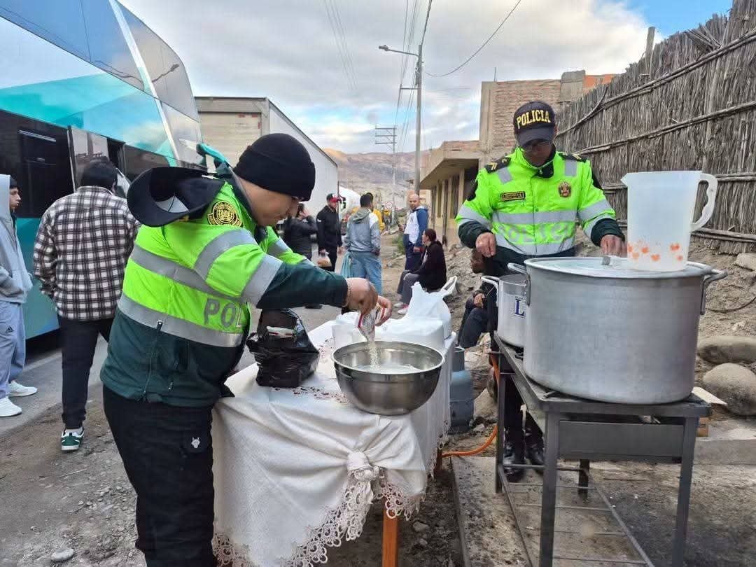 Policias preparan desayuno y distribuyen a pasajeros varados en Oocoña