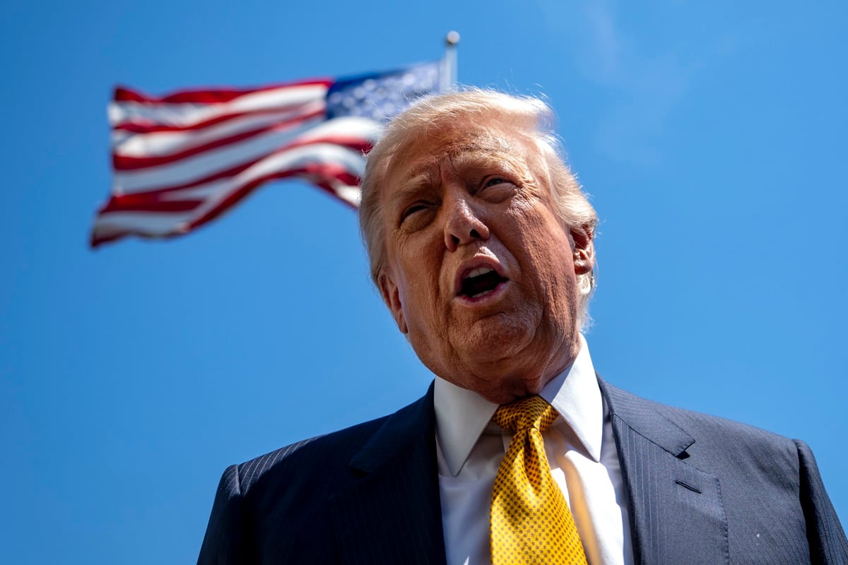 El presidente estadounidense Donald Trump habla con la prensa antes de partir de la Casa Blanca rumbo a China, en Washington, DC, EE. UU., el 12 de mayo de 2026. (EFE/EPA/BONNIE CASH)