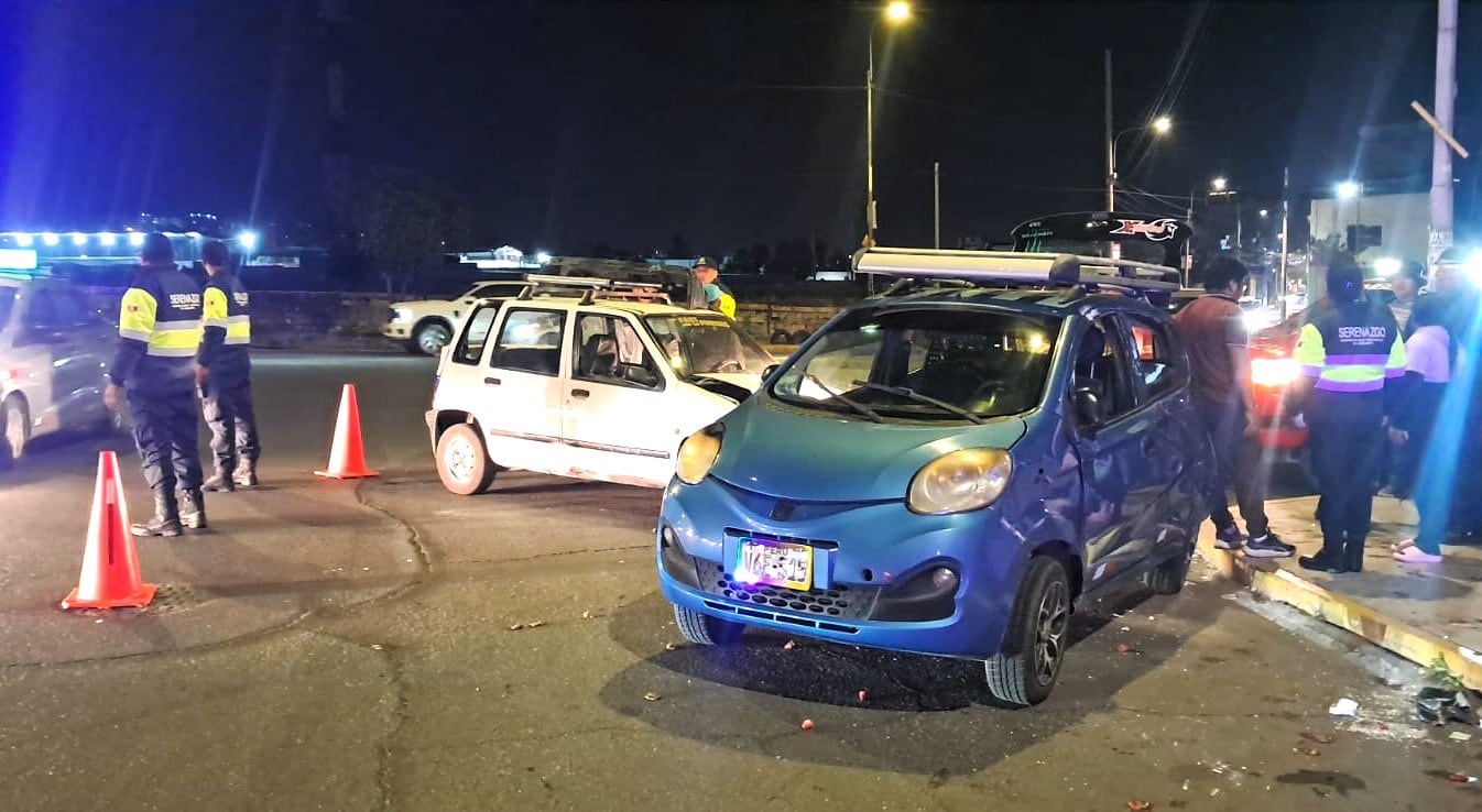Choque entre dos vehículos en la avenida Dolores dejó varios heridos. Foto: Serenazgo MPA.