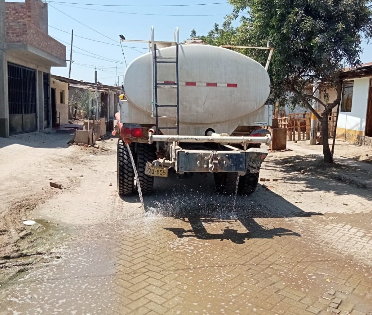 EPS Grau desinfecta calles tras los afloramientos de aguas servidas en sectores del asentamiento humano Monte Sullón, en Catacaos