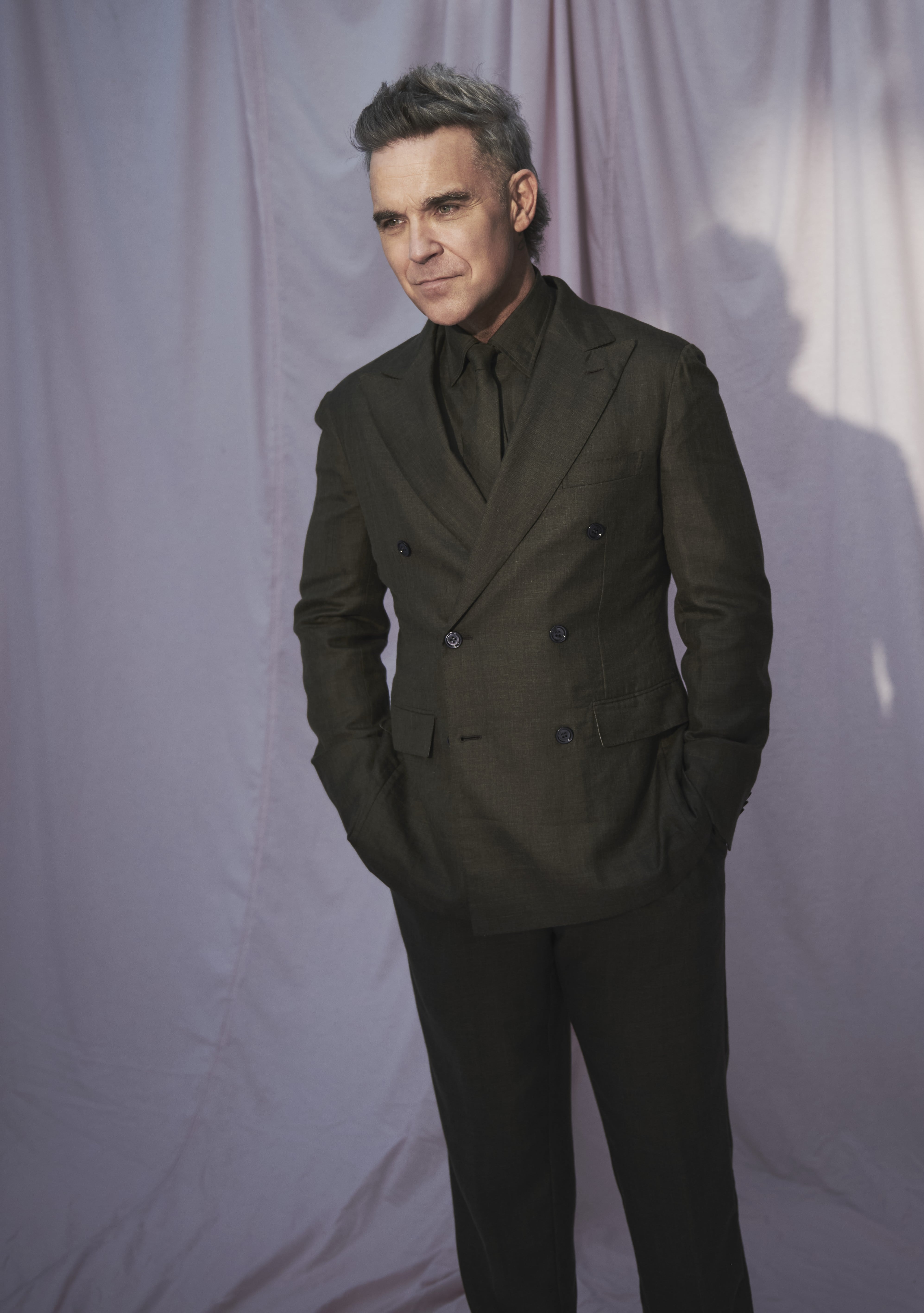 Robbie Williams llegará por primera vez a Lima provisto de un arsenal de éxitos que van desde “Angels”, “Feel”, “Supreme” y “Millennium”, que coronaron su primera etapa como solista, hasta sus nuevos temas.