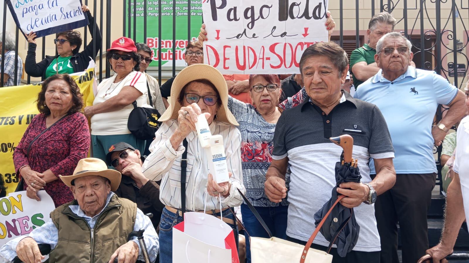 Piden pago de la deuda social