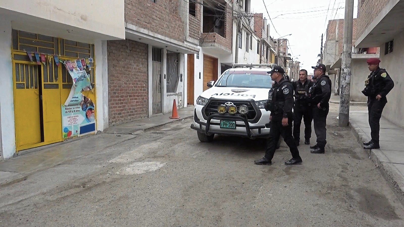 Atentado dejó daños materiales y generó alarma entres los vecinos. Mientras tanto, en un restaurante del distrito de Víctor Larco dejaron una dinamita.