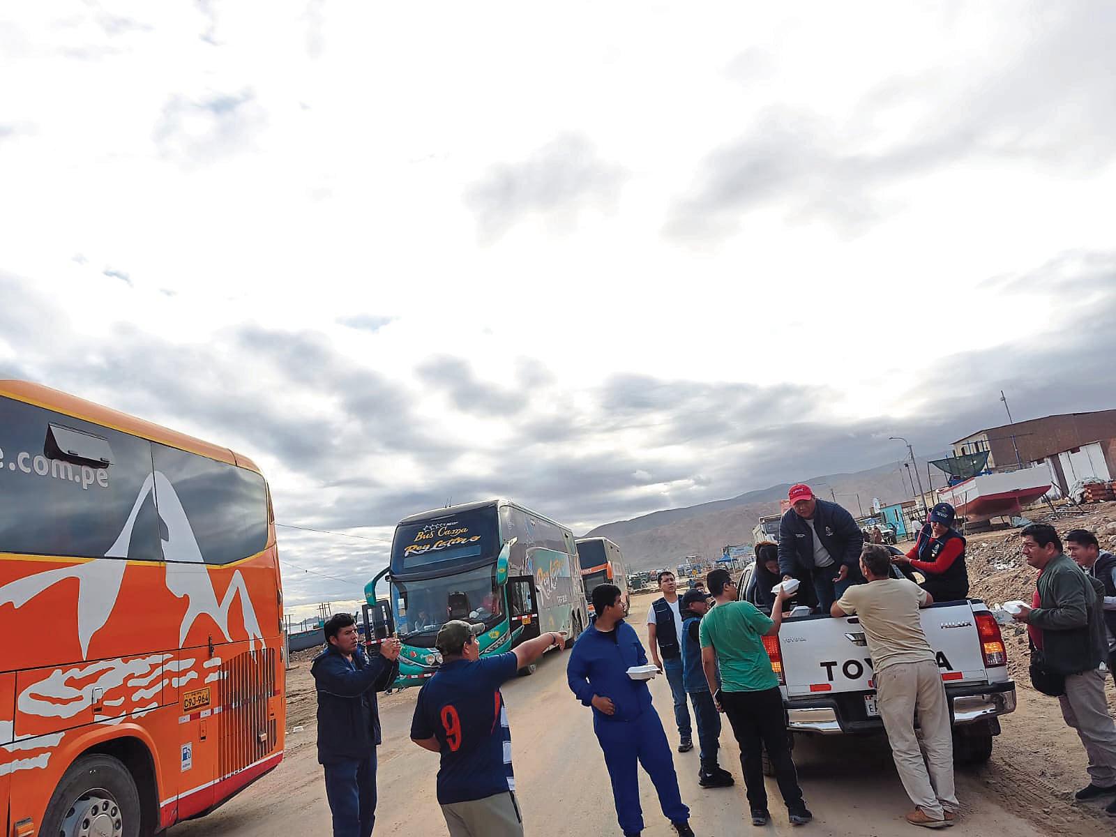 Se entregaron platos de comida a los pasajeros varados en la Panamericana Sur, en el tramo Atico - Ocoña. Foto: GEC.