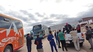 Solidaridad en bloqueo de la Panamericana Sur en Arequipa: Reparten comida a pasajeros varados