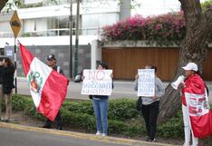 Salvoconducto a Betssy Chávez: Protesta frente a residencia de la Embajada de México (FOTOS)