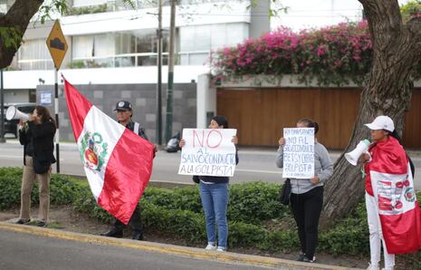 Salvoconducto a Betssy Chávez: Protesta frente a residencia de la Embajada de México (FOTOS)