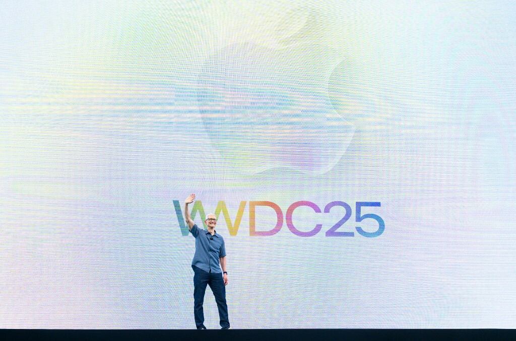 Durante el evento WWDC 2025, Apple presentó su sistema de traducción en tiempo real con subtítulos integrados, impulsado por su nueva inteligencia artificial, Apple Intelligence. (Photo by Josh Edelson / AFP)