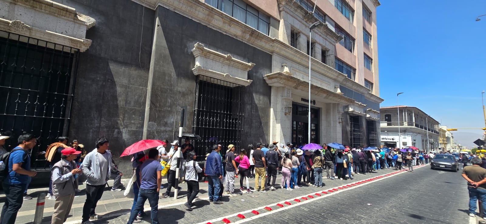 Ciudadanos durmieron haciendo cola en Reniec Arequipa para recoger DNI. (Foto: Omar Cruz/@photo.gec)