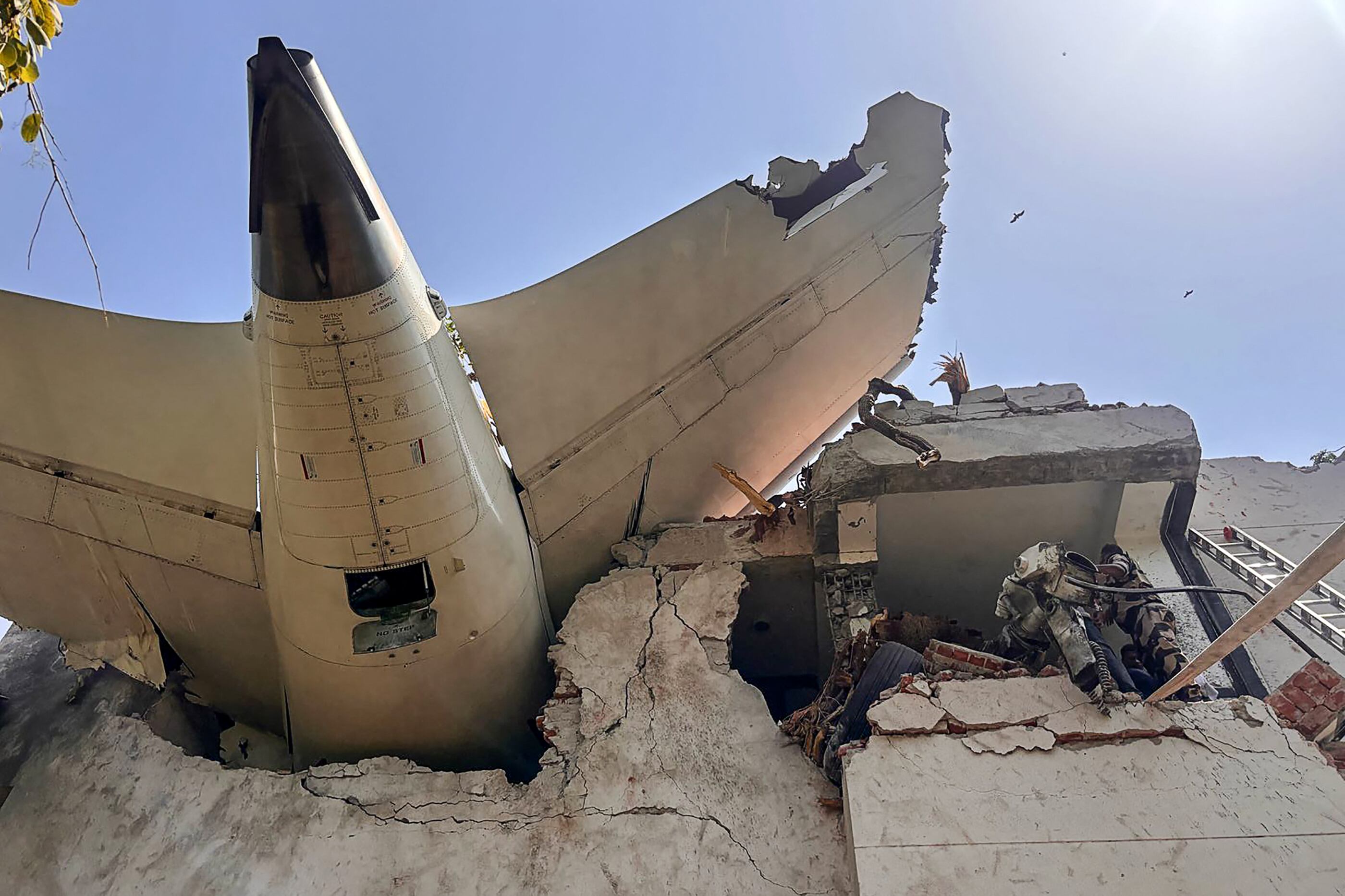 La parte trasera de un avión de Air India tras estrellarse en una zona residencial cerca del aeropuerto de Ahmedabad. La nave iba con destino a Londres. (AFP).