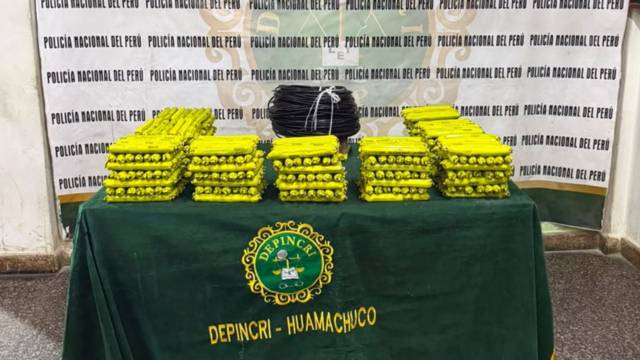 Agentes policiales hallaron el material explosivo en sacos negros. (Foto: PNP)