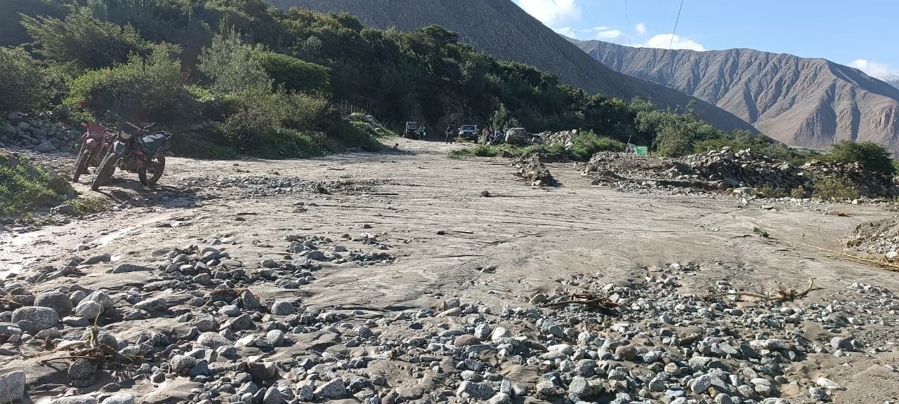 El tránsito quedó interrumpido en el distrito de Quicacha por presencia de rocas en el río (Foto: Municipalidad de Quicacha)