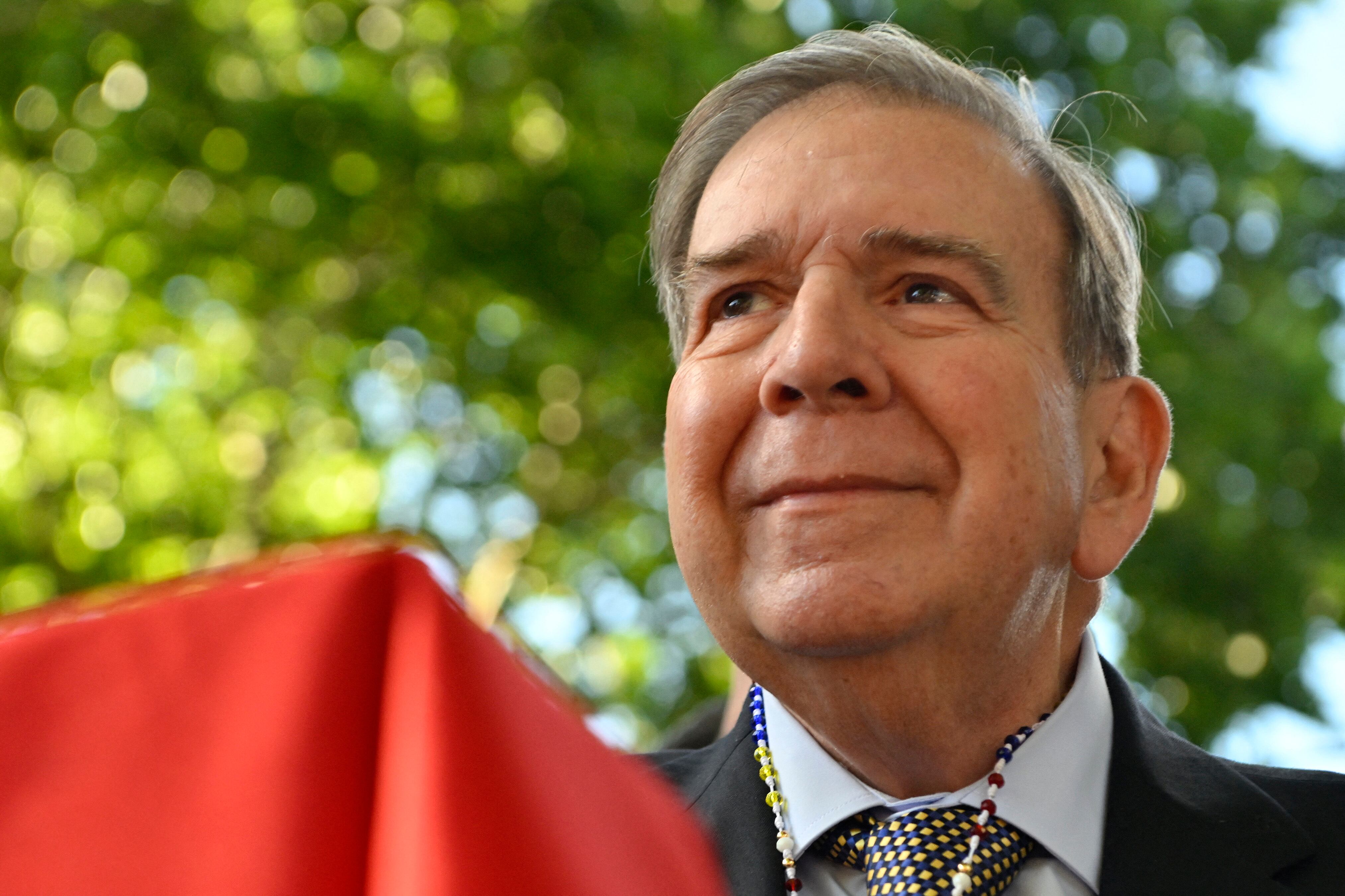 El líder de la oposición venezolana, Edmundo González Urrutia, observa después de una reunión con el presidente de Uruguay, Luis Lacalle Pou, en Montevideo. (Foto de Santiago Mazzarovich/AFP).