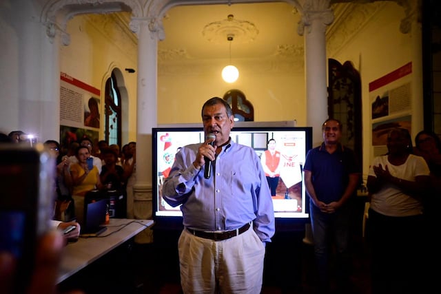El candidato por partido "Buen Gobierno", Jorge nieto, recibió el flash electoral en su local en el centro de Lima. (Fotos: Paloma del Solar /@photo.gec)