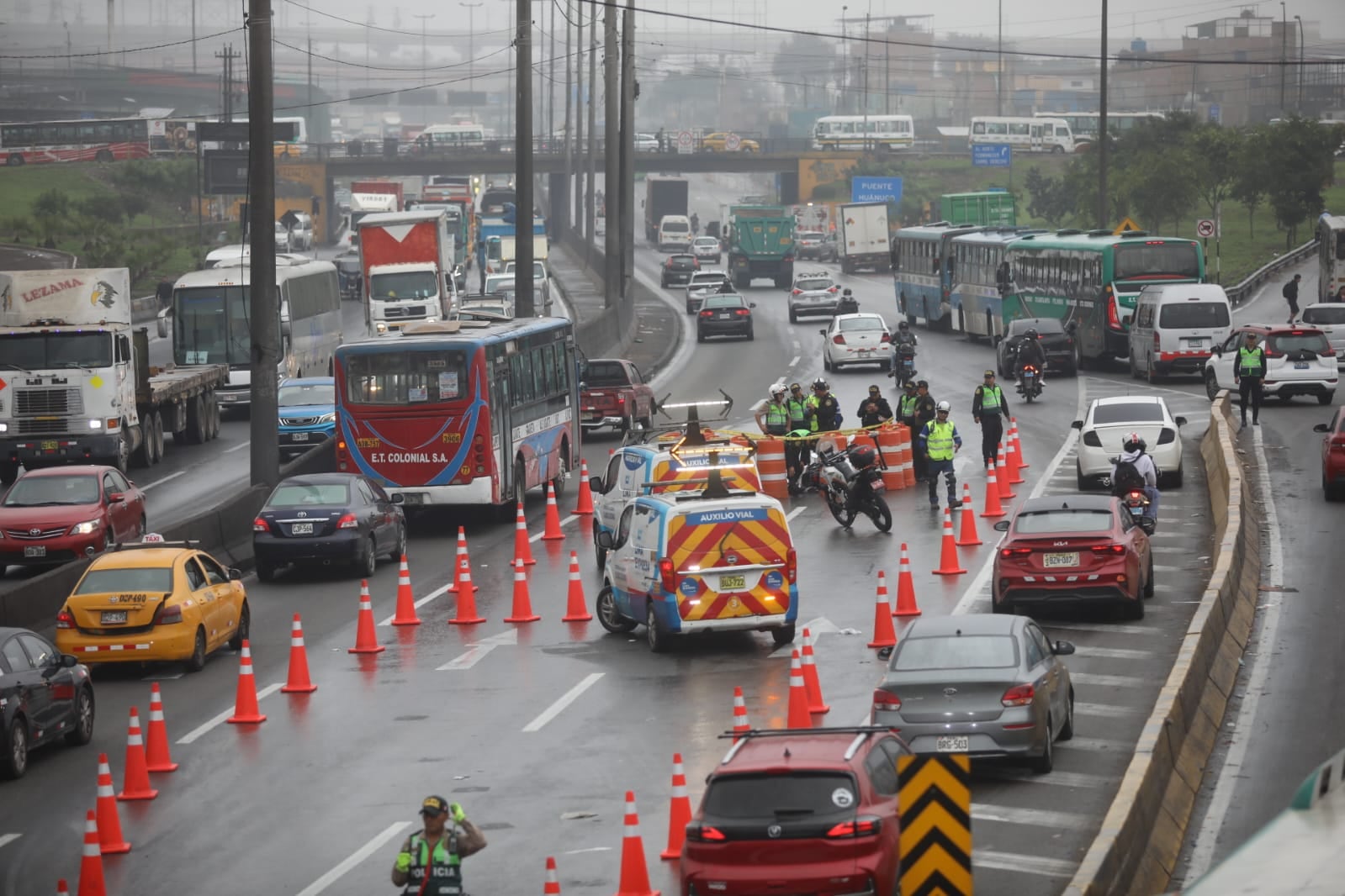 Lima Expresa informó que las víctimas se desplazaban en una motocicleta. Solo el carril izquierdo y el de emergencia permanecen habilitados mientras continúan las diligencias policiales y fiscales. (Fotos: Diana Marcelo/GEC)