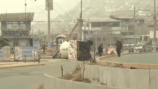 Comas: Camión cisterna se volcó en la Av. Revolución tras sufrir aparatoso accidente