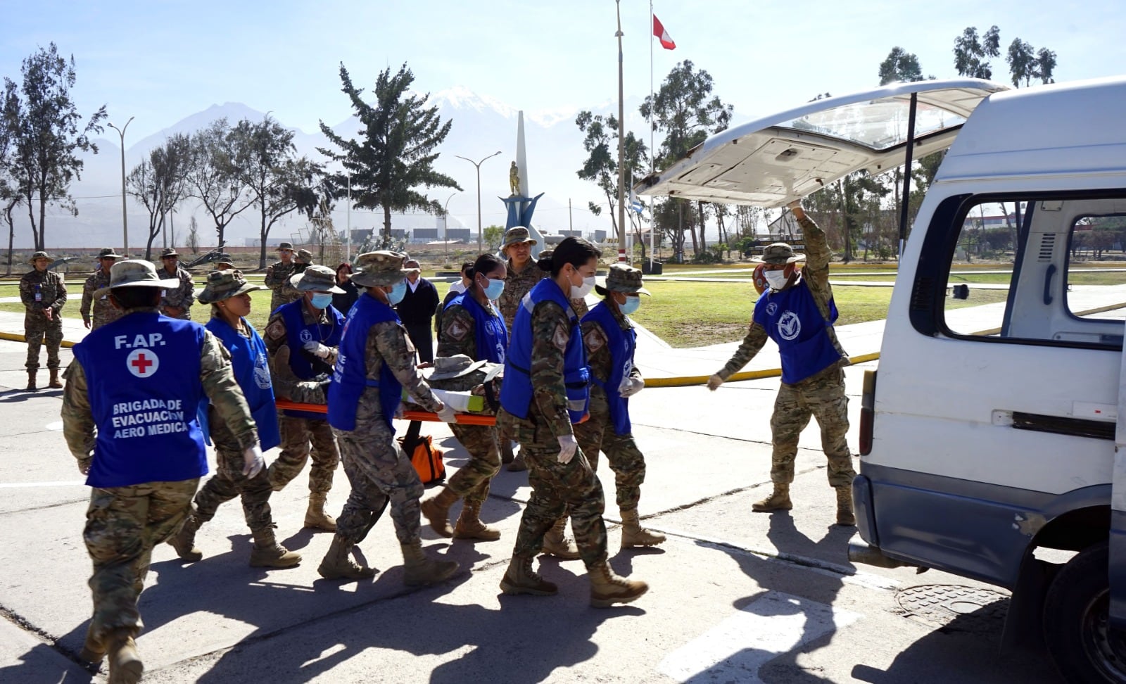 Rápida acción de auxilio. (Foto: Ala Aérea N.3)