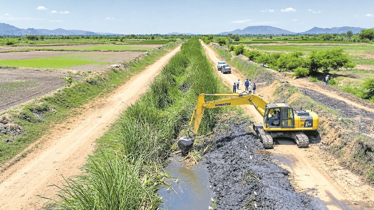 En un trabajo en conjunto, el GORE La Libertad y la Junta de Usuarios Hidráulico Menor de Chicama realizan limpieza en cinco kilómetros de dren en Rázuri.