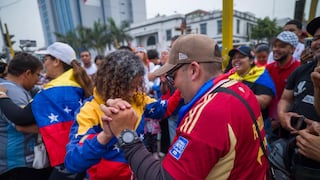 Venezolanos se reúnen en Embajada de Venezuela tras captura Maduro: “Se lo pedía a Dios todos los días”