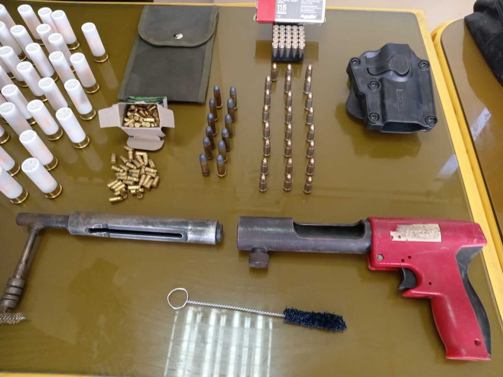 Jaime Vega Gamboa fue capturado cuando retiraba municiones y armas de casa. Es hermano de presunto cabecilla de banda criminal. (Foto: GEC)