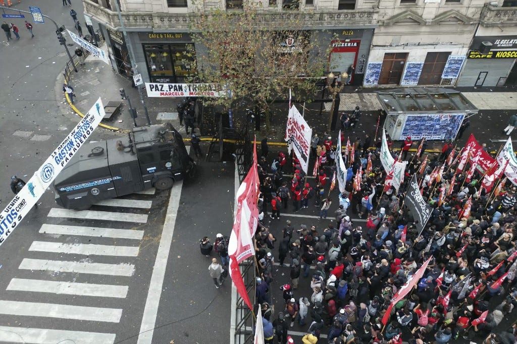 La policía antidisturbios repelió a los manifestantes para evitar que se acerquen al Congreso. (Photo by Luis ROBAYO / AFP)