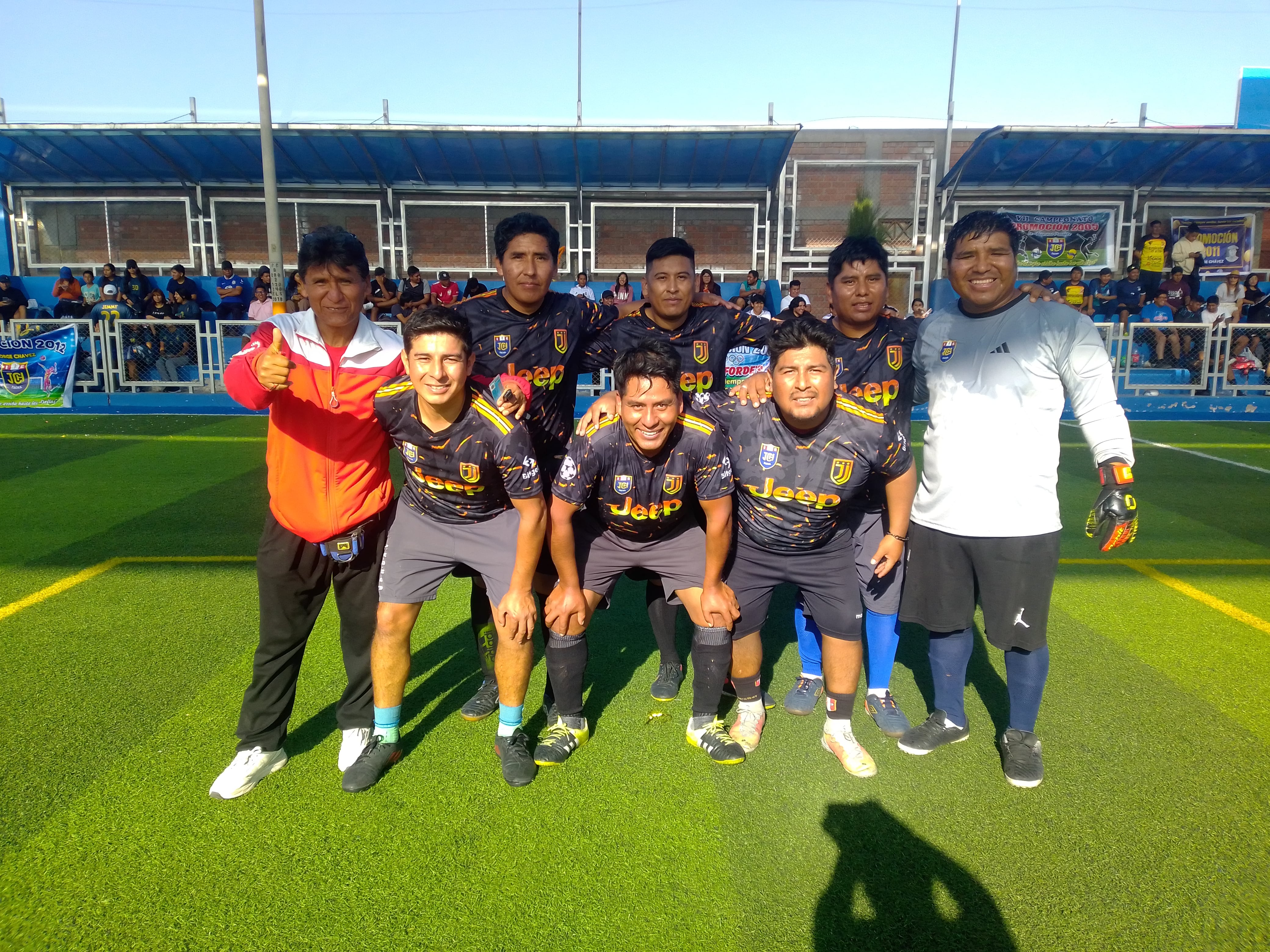 Exalumnos que egresaron en el 2003 acompañados del profesor Orlando Pacci. (Foto: GEC)