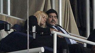 Novia de Maradona cobra 25 mil euros mensuales por estar con él