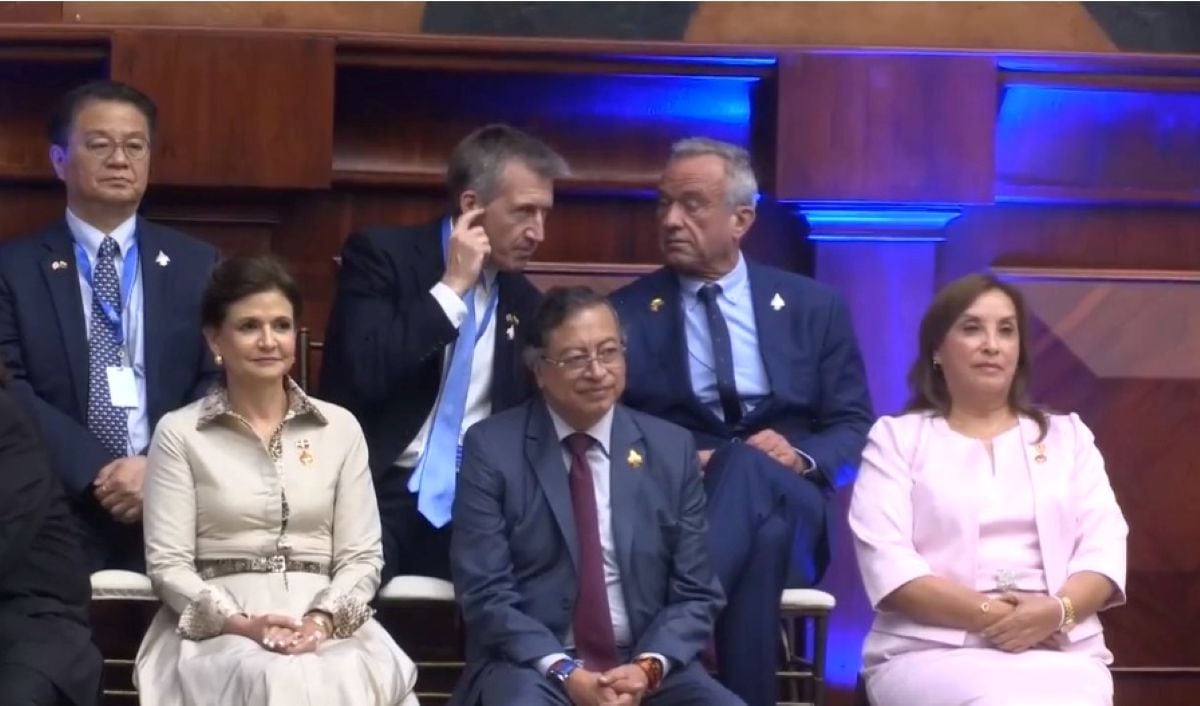 Gustavo Petro y Dina Boluarte evitan saludarse durante la investidura presidencial de Noboa en Ecuador. Foto: Captura Video EFE.