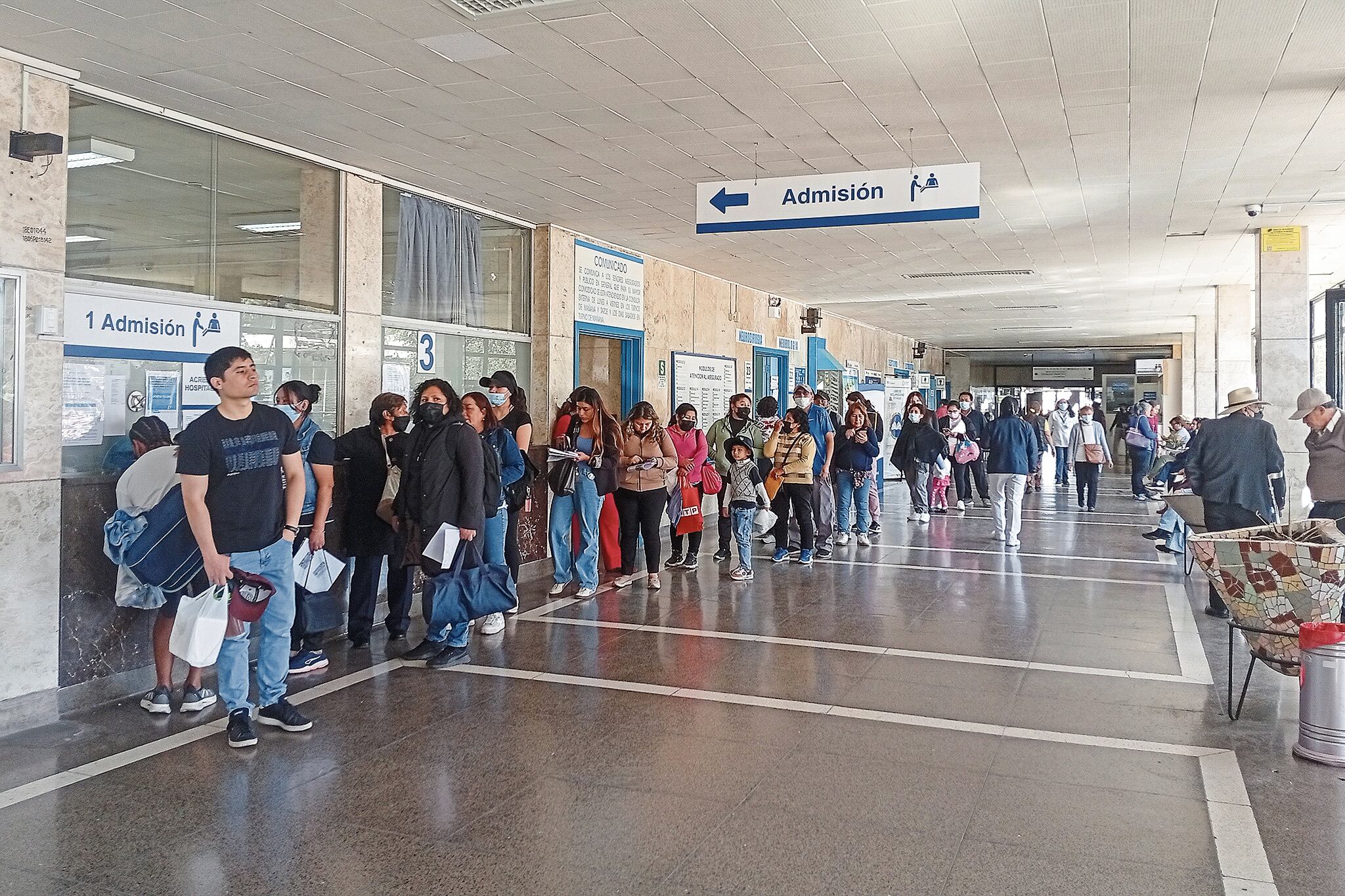 Los pacientes siguen sin saber la reprogramación de citas en EsSalud de Arequipa. Foto: GEC.