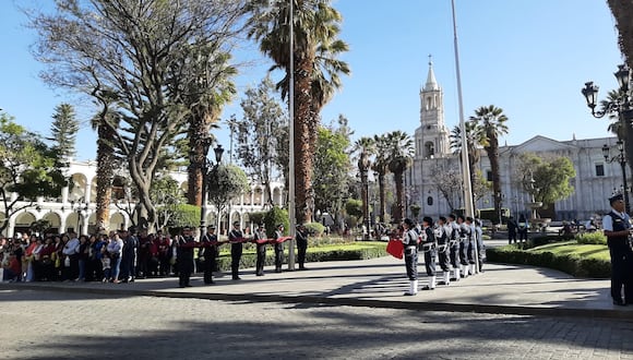 Desfile se desarrolla en la Plaza de Armas de la Ciudad Blanca. (Foto: Graciela Fernández)