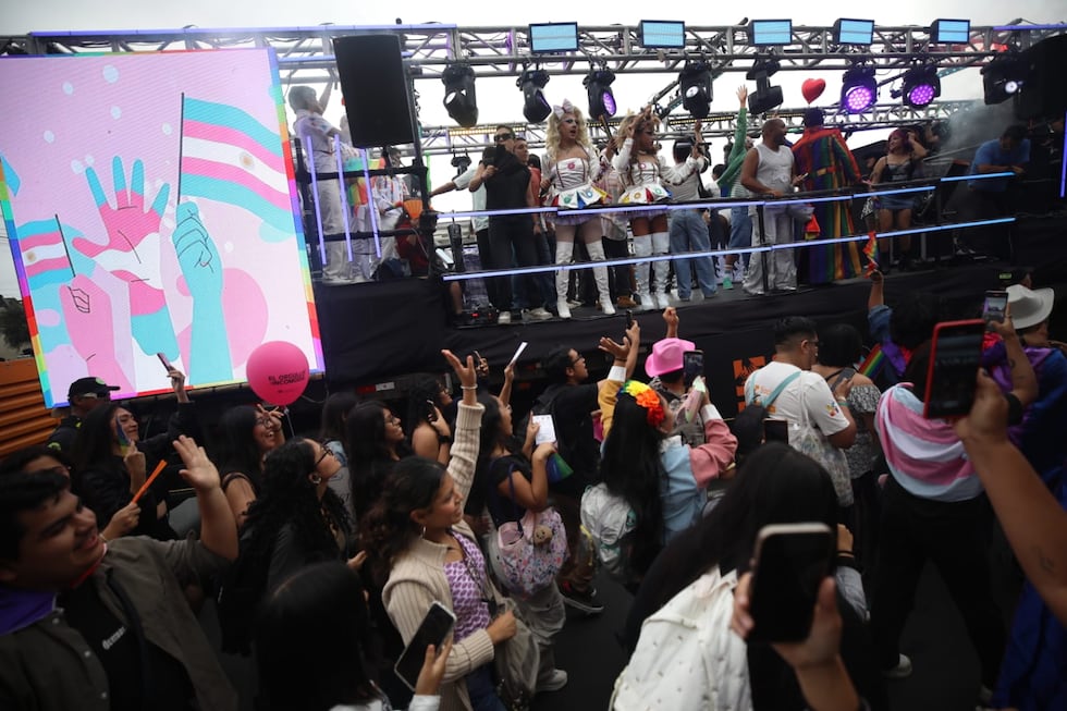 Marcha del Orgullo LGBTI+ llena de color las calles de Lima