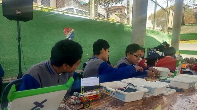 Más de 100 estudiantes elaboraron pequeños robots con fines educativos (FOTOS Y VIDEO)