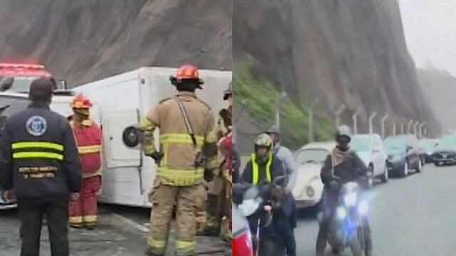 Caos vehicular en la Costa Verde tras volcadura de furgoneta (VIDEO)