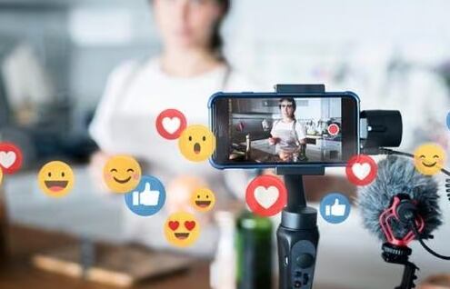 Un estudio realizado por dos empresas de investigación de mercado revela quiénes son las personas más influyentes en dos de las redes sociales con mayor frecuencia de uso en la provincia de Trujillo. Especialistas sostienen que la era digital ha cambiado también el comportamiento de los consumidores.