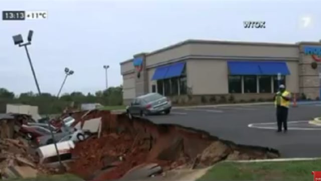 ​Estados Unidos: cráter se tragó a 12 vehículos en Mississippi (VIDEO)