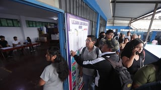 Electores esperan más de dos horas frente al colegio San Luis Gonzaga en San Juan de Miraflores (FOTOS)