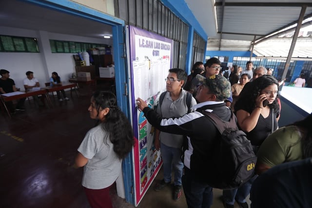 Se apertura las mesas de sufragio en el colegio San Luis Gonzaga de SJM, personas aún tienen quejas por el trabajo del personal de ONPE (Fotos: Julio Reaño/@photo.gec)