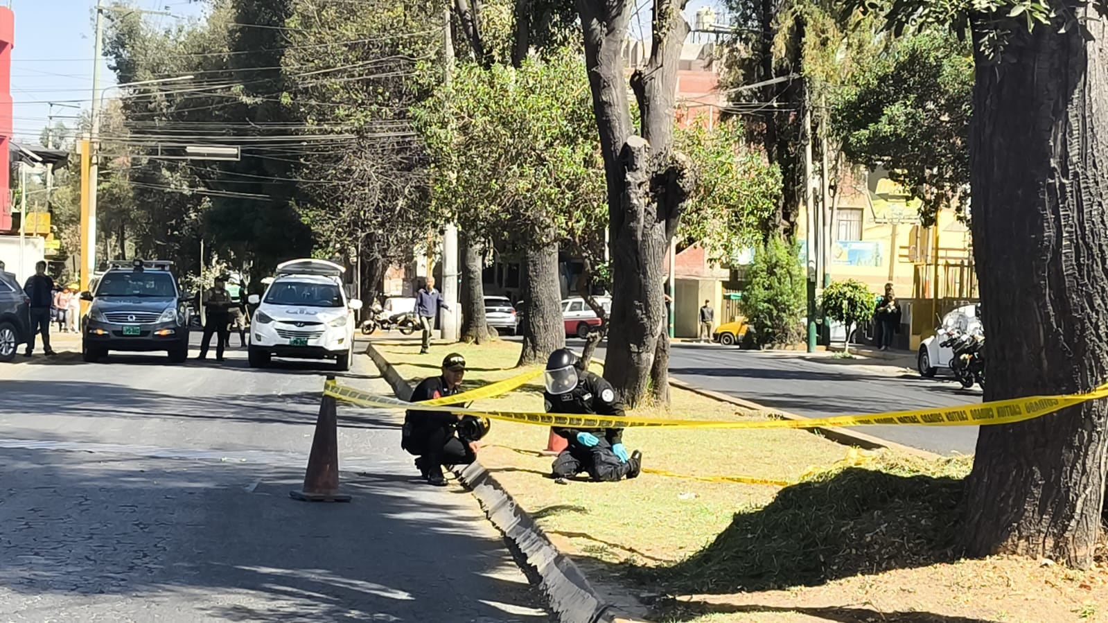Cargador portátil con diseño similar al de una granada hallado frente al mercado El Palomar. Foto: GEC.