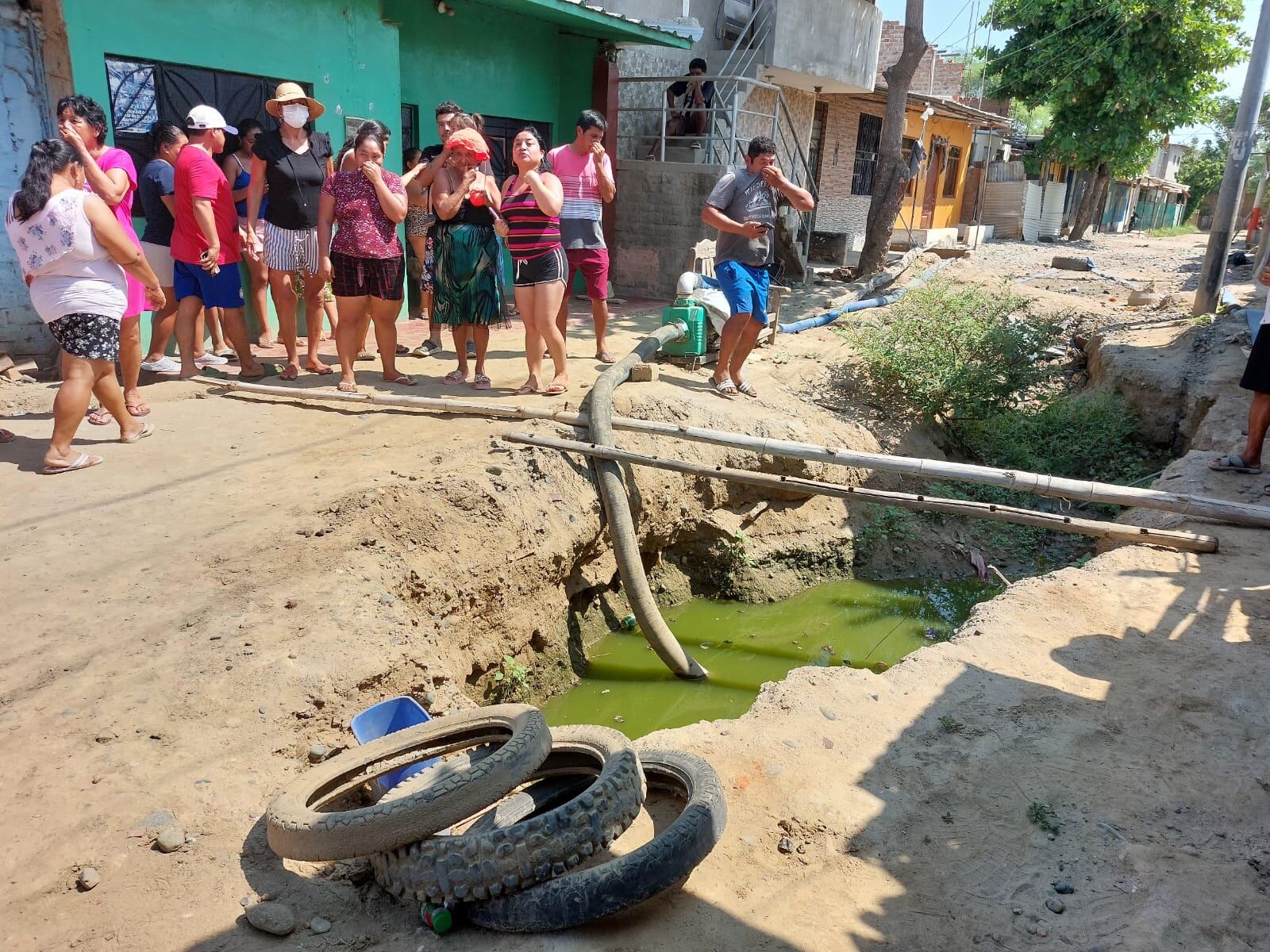 Vecinos del barrio Sur denunciaron que ahora las aguas sucias colapsan en el interior de las viviendas. Pese a ello, el alcalde no envía gasolina para la motobomba
