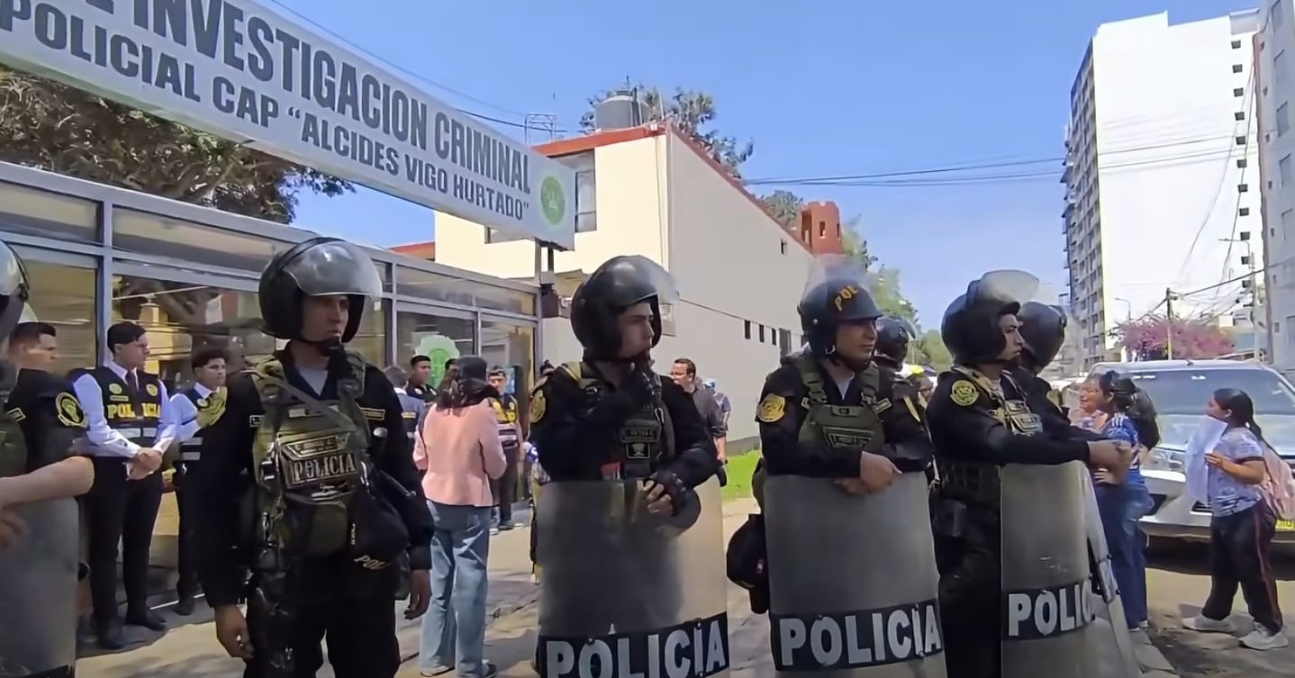 Familiares de los cinco acusados de presuntamente secuestrar a empresario minero y perpetrar masacre protestaron en exteriores de la Divincri Trujillo.