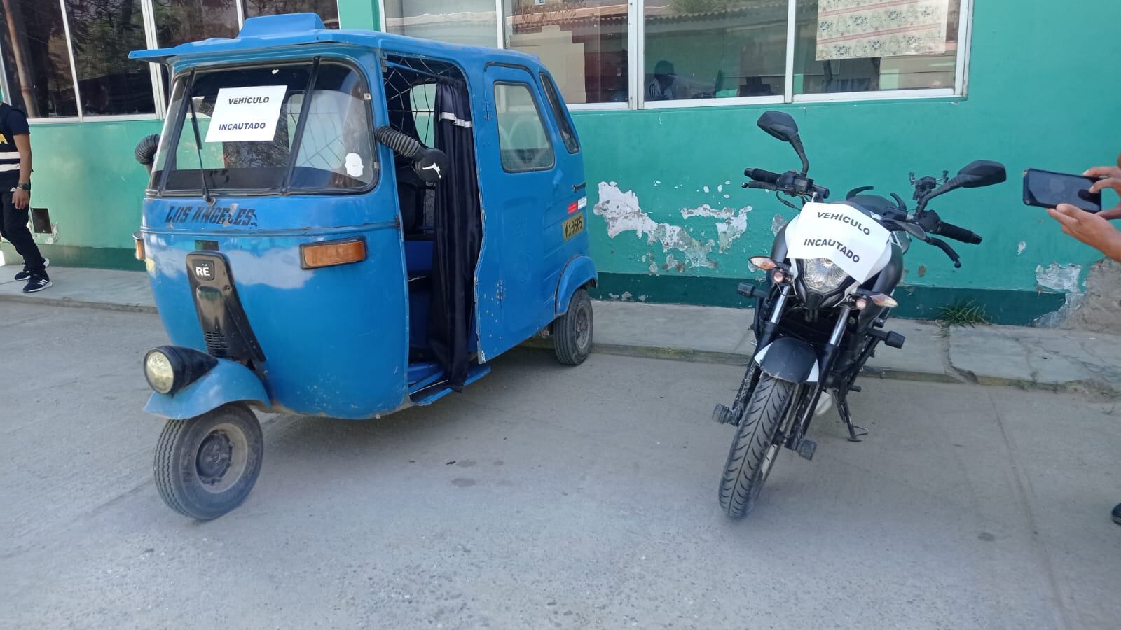 Vehículos incautados que eran de los presuntos delincuentes.