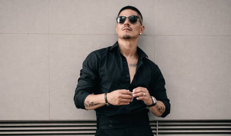 El artista, reconocido por su trabajo visual con figuras del pop peruano, inicia una nueva etapa creativa donde integra música, imagen y concepto.