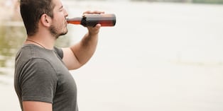 Los mayores efectos negativos se observan con consumos elevados, especialmente después del ejercicio. Una cerveza ocasional no equivale a los escenarios estudiados con ingestas intensas.