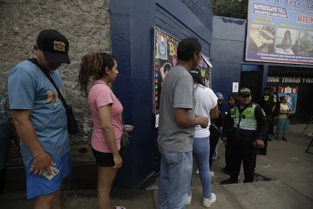 Se apertura las mesas de sufragio en el colegio San Luis Gonzaga de SJM, personas aún tienen quejas por el trabajo del personal de ONPE (Fotos: Julio Reaño/@photo.gec)