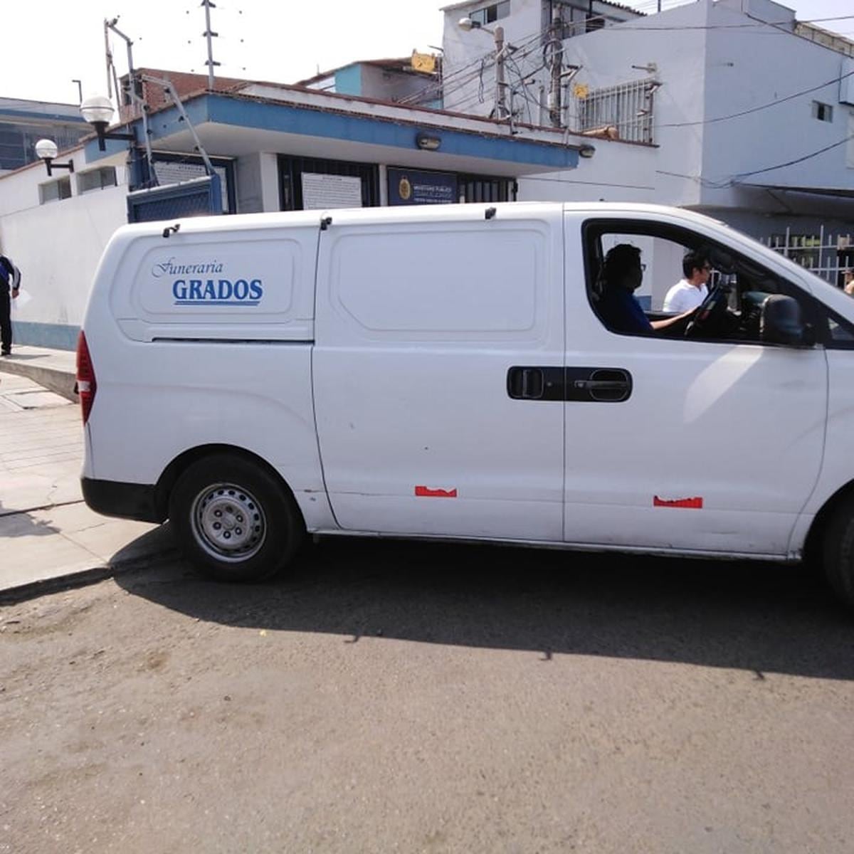 La víctima caminaba por el parque Las Banderas cuando fue interceptado por dos sujetos armados que sin mediar palabra le descerrajaron varios tiros que impactaron en diversas partes de su cuerpo.