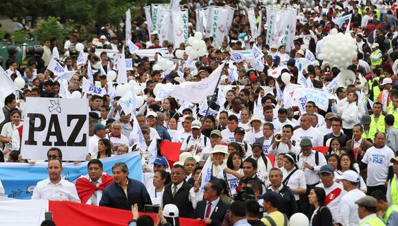 Cientos de personas marchan para pedir por la paz en el país hoy, en Lima (Perú). EFE/Paolo Aguilar