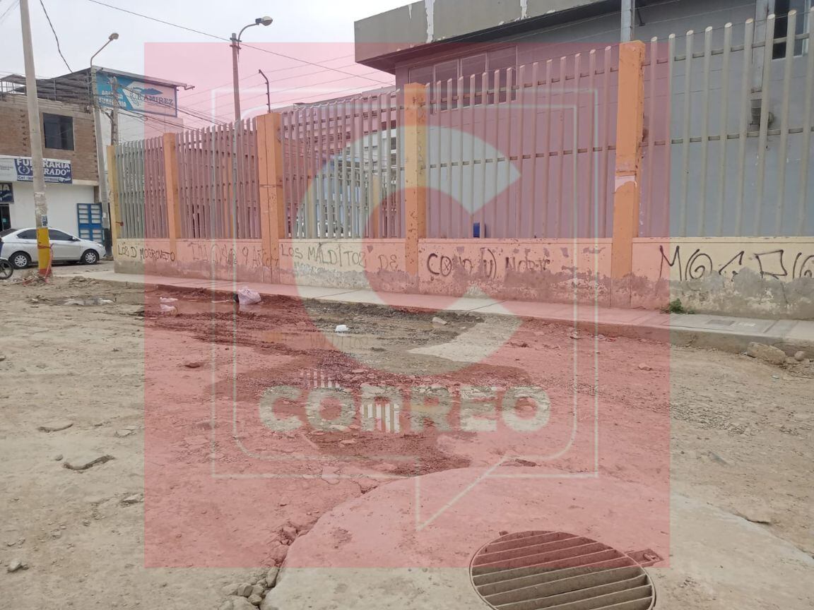 En este estado se encuentra el SARES instalado por Vivienda. Los vecinos de la avenida Progreso piden la intervención de Epsel, ante la filtración de agua y desagüe en el SARE.